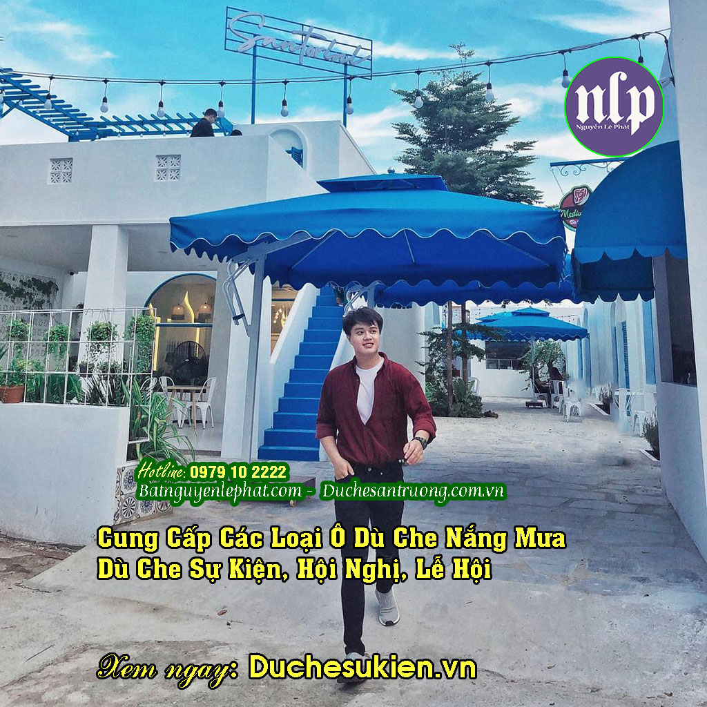 Dù lệch tâm vuông màu trắng kem giữa không gian quán cafe sân vườn tại Buôn Ma Thuột 